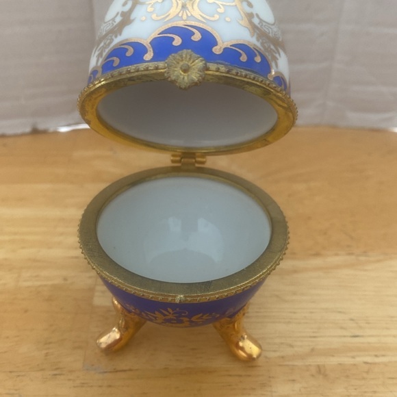 Vintage hinged porcelain egg trinket box. About 4 in Gold and blue - Picture 5 of 7